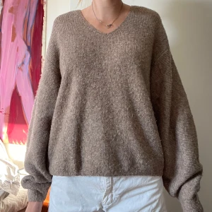 Stickad tröja  - Stickad tröja från hm, säljer pga jag aldrig använder den längre