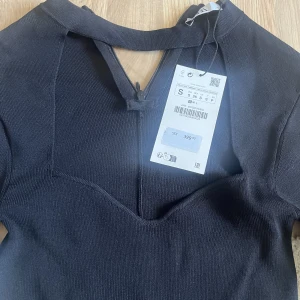 Zara klänning  - Klänning från zara öppen vid bröstkorgen , aldrig använd , storlek S