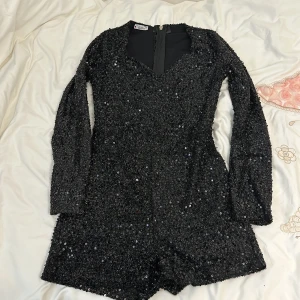 Svart glittrig jumpsuit från Last Point Life - Säljer en superglittrig svart jumpsuit från Last Point Life. Den har långa ärmar och en dragkedja bak. Perfekt för fest eller nyår! ✨
