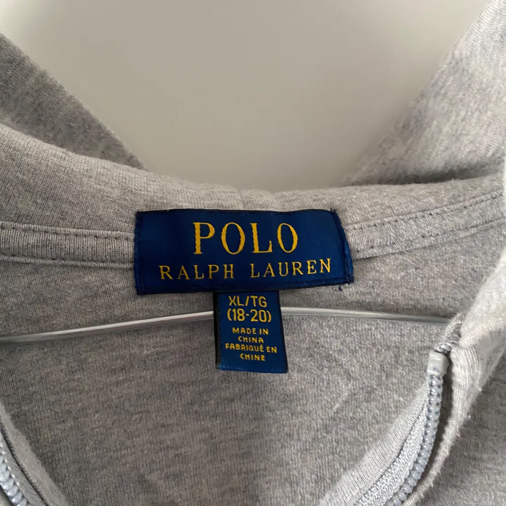 Skön zip hoodie från ralph lauren i riktigt bra skick. Storlek XL i ungdom men passar S. Hör av er frågor eller funderingar!. Hoodies.