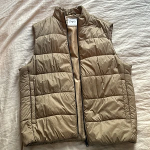 Höstväst  - En superfin brun väst som är skitsnygg till hösten, har verkligen älskat den här men inte fått någon användning för den på senaste 😊 