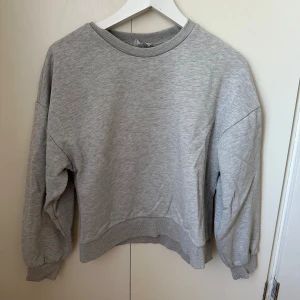 Grå sweatshirt  - Grå sweatshirt från Gina Tricot. Något skrynklig på bilden men går att stryka!