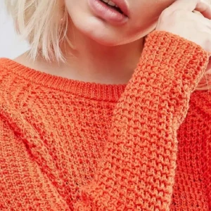 Orange stickad tröja från Soaked in Luxury - Säljer en superfin orange stickad tröja från Soaked in Luxury. Tröjan har långa ärmar och en normal passform, vilket gör den både bekväm och stilren. Har används oversize av mig som är M. Enstaka tråddragningar, för övrigt fint skick.