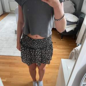 Jättebra och snygg volangkjol med shorts under från pull&bear. Den är använd ett fåtal gånger men i fortfarande väldigt bra skick. 🥰