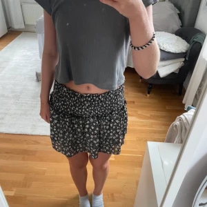 Kjol med shorts  - Jättebra och snygg volangkjol med shorts under från pull&bear. Den är använd ett fåtal gånger men i fortfarande väldigt bra skick. 🥰