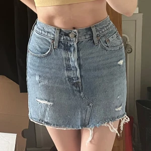 Levis kjol - Jättefin jeanskjol från Levis, aldrig använd så helt i nyskick🩷 storlek 25 i midjan🩷 Nypris 699 säljer för 300🩷