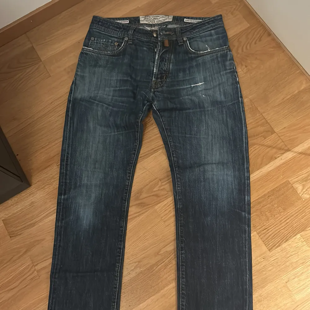 Säljer dessa as feta jacob cohen jeans. Skick 10/10 använda två gånger. Dem sitter slim på benen. Sänker pris vid snabb affär👍🏻. Jeans & Byxor.