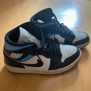 Jordan 1 mid  - Säljer mina jordan 1s, allt är i bra skick på skorna förutom sulan. Priset är absolut inte hugget i sten. Skorna är köpta på Restock och original kartongen följer med.  Hör av er vid frågor och funderingar.