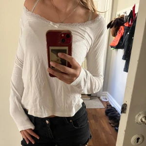 Skön långärmad med spets - Tröja med spets på kanten och jag blinkar ha den off shoulder🎀  Kan användas med jeans mm men även som pjamastopp DMa mig om ni har några frågor