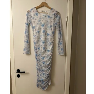 Blommig klänning från by ic - Modellen är som på andra bilden, men i blå/vit. Jättefin klänning som bara inte kommer till användning 🌷