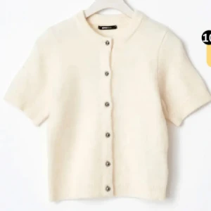 Mysig tröja  - Jättefin och mysig tröja från Gina, är aldrig använt och säljes då den inte kommer till användning. Nypris 450kr och säljes för 350. Storlek x XXS-S. Den är beige vit 