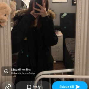 Säljer min Parajumper eftersom jag inte tycker den passar på mig, jag är 163cm så den passar nog xxs-s . Den är i bra skick bara lite repor. Fick den i födelsedagspresent av en familjevän så vet ej hur mycket original priset är❤️ - Xxs-s  Lite repor 