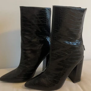 Säljer dessa då dom inte kommer till användning  - I nytt skick storlek 40 men känns som 39