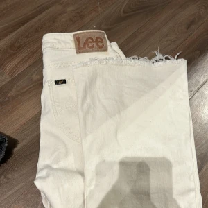 Bootcut lee jeans - Beiga/vita lee jeans som är bootcut ganska korta i längden passar ungefär 160 i längd eller kortare eftersom de är uppklippta