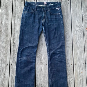 Replay jeans - Mörkblå straight Replay jeans. Midjemått 72cm innerbenslängd 76cm. 130kr+frakt. Säljer billigt då jag behöver plats 