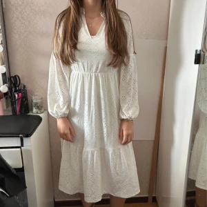 Vit klänning Vila - Vit klänning från Vila, gott skick använd 1 gång. Storlek XS men skulle säga att den passar bra på S-M också, stretchigt material