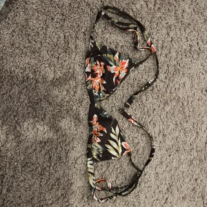 Bikini - Somrigt bikini, knappt används, säljer pågrund av den är för liten för mig❤️‍🩹 