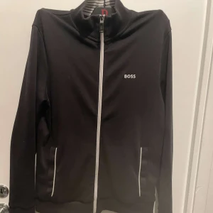 Svart boss kofta  - Säljer en jätte fin svart boss kofta som är nygligen köpt men kommer inte till användning, inga defekter!