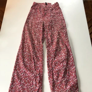 Blommiga jeans - Okej skick, använd flera gånger