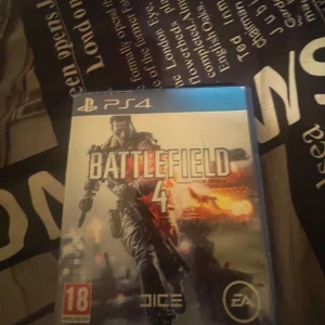 Battlefield 4 - Säljer battlefield fyra som har några små repor men tror funkar. Har inte använts på länge