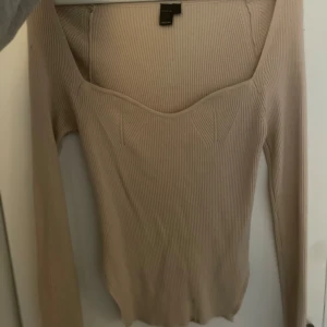 Super gullig ribbad tröja - Jätte gullig liten ribbad tröja som ja nu säljer då den inte kommer till användning. Den har slittar på båda sidorna. Finns en liten fläck längst ner på tröjan som knappt syns men som garanterat går bort om man tvättar ordentligt!  Hund finns hemma!