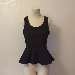 Elegant topp - En mycjet fin topp i bra skick. Anvönd eyt fåtal gånger, fins små maskor i det svsrts tyget men inget som syns. Dragkedjan funkar bra. Toppen sitter mycket löst på dockan och kan bäras av någon som har 2-3 stl större. Måtten på dockan finner ni i bio