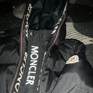 Moncler jacka  - Inget e förstörd h