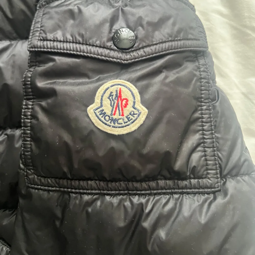 Fin Moncler jacka i mycket bra skick, förutom att det finns ett litet hål som knappt syns på framsidan går att lätt fixa hos skräddare om man känner att det behövs.  Nypris: 12500kr Mitt: 4000  Hör av dig vid frågor och funderingar! . Jackor.