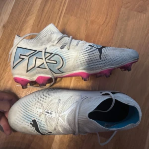 fotbollskor, Puma - Ett par vita pumaskor, i storlek 37,5. Andvänt 5 gånger. Andledning till varför jag säljer är för de är lite för stora.  köpte för 1200
