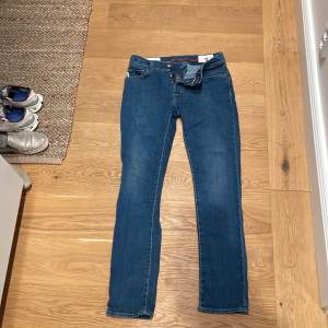 Säljer dessa snygga tramarossa jeans i otroligt bra skick! Köpte dem för ungefär  4000 och säljer för 1500! Jeansen är inprinsip i ny skick! DM’a för diskussion om pris eller fler bilder😁