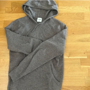 Kashmir hoodie - Fet kashmir hoodie från John henric❗️Modellen är 175, väger 63 brun färg och är slutsåld på deras hemsida! Nypris: 2500 Cond:9/10