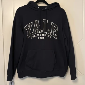 hoddie  - ”Yale uneversity” hoodie