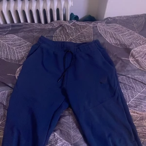 Nike fleece mörkblå  - Storlek: medium  Mörkblå 