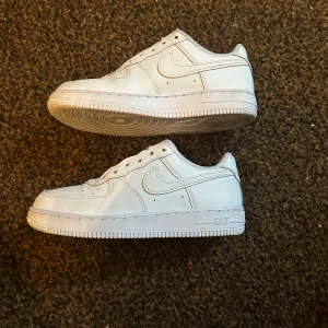 Nike Air Force 1 Low Junior - Nike air force 1 barn stil 34, skorna har används 3 gånger, mycket bra skick rena och vita. Skosnören finns behövde ta bort dom för att ta bild. 500 pris kan diskuteras 
