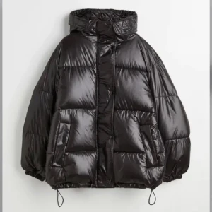 Svart vinterjacka  - Lånade bilder från förra ägaren:)) superfin och slutsåld vad jag vet💕