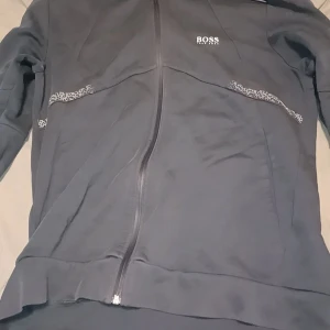 Hugo boss kofta - Äkta hugo boss kofta köpte för 2tusen men använder den it längre priset kan diskuteras