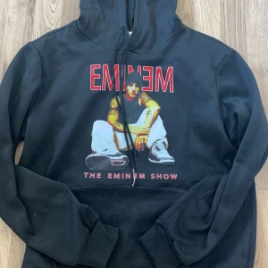 Eminem hoodie  - Säljer för den är för liten. Den e lite sönder vid snörena annars e den i bra skick. Skriv för fler bilder