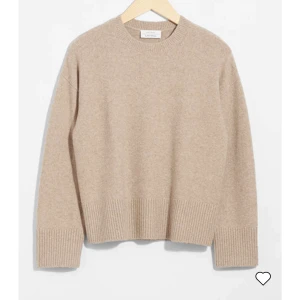 Beige Stickad tröja  - Säljer denna stickade tröja från other stories pga att den ej används. Lite nopprig men inget som märks. Tryck gärna på köp nu🩷