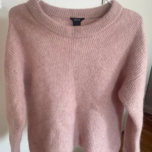  Ljusrosa stickad tröja   - Jätte fin stickad tröja i bra skick. Varm och mjuk, perfekt för höst och vinter! Den är sann i storleken med fin passform💗 Bra kvalitet, gjord av bla alpacka och ull