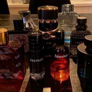 Parfym - Verace Eros flame edp. Dior sauvage edt. Dior Fahrenheit edt. Halloween man X edt. Valentino bor in roma edt. Lattafa asad edp. Qaed al fursan edp. Haramain detour noir edt. CK free edt. Kom med bud.