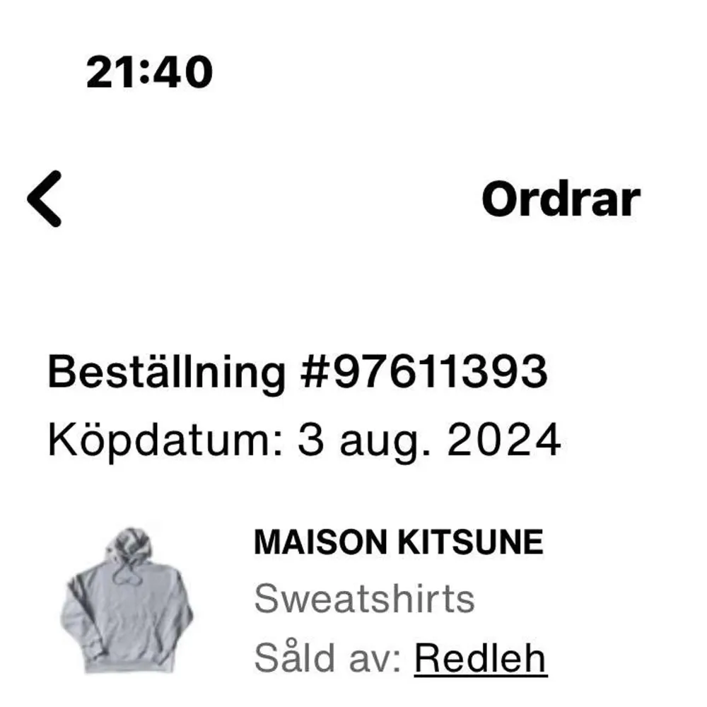 Riktigt fet grå hoodie i ny skick. Storlek M, men sitter lite större. Annars väldigt bra passform och passar till de mesta. Skriv vid frågor eller funderingar! Köpt på Vestiaire!!. Hoodies.