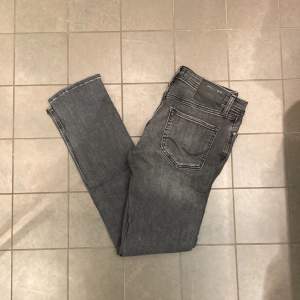 Säljer nu dessa sjukt snygga slim fit Jeans från Jack and jones - Intelligence i storlek 30/32 ,Skick 9/10, inga defekter. Pris: 199 kr, kan diskuteras vid snabb affär!