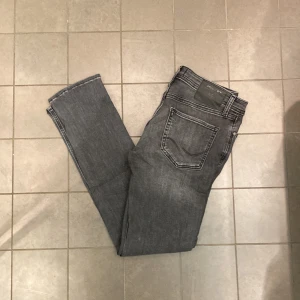 Jack and jones intelligence  - Säljer nu dessa sjukt snygga slim fit Jeans från Jack and jones - Intelligence i storlek 30/32 ,Skick 9/10, inga defekter. Pris: 199 kr, kan diskuteras vid snabb affär!