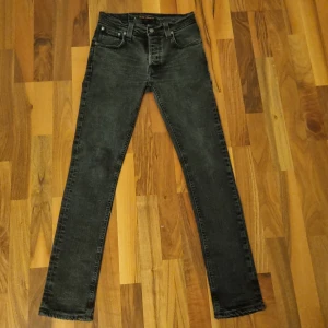 Nudie Jeans W30 L32 Grim Tim - Snygga Nudie jeans av modellen Grim Tim. Skicket är mycket bra 4.5/5. Nypris ca 1600.