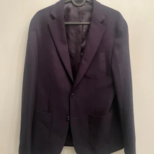 Mörkblå kavaj - Säljer en stilren mörkblå kavaj i nyskick, använd en gång. Från dressman i stolen S/M ( 46 )