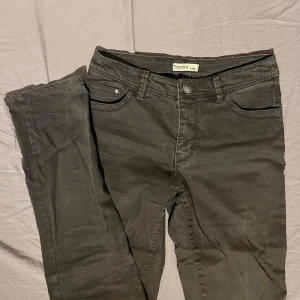 Grå jeans - Fina bootcut jeans med lite stenar på rumpan. Står ej storlek men skulle gissa S-M
