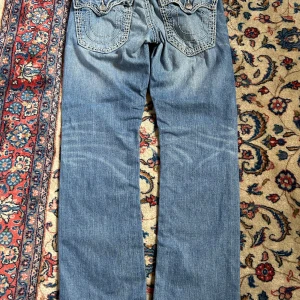 TRUE RELIGION TRIPLE STITCH RARE JEANS - Tvärfeta triple stitch true religion jeans💙💙🔥🔥 mycket rare och i bra skick🔥💯🔥ett litet hål men inget man tänker på💙💙💯 dm för frågor eller funderingar🔥🔥kan gå med på trades