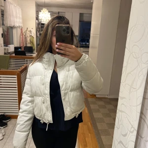 Jacka  - Fin jacka som inte kommer till användning. I väldigt bra skick.