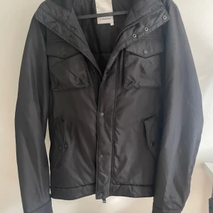 J.Lindeberg vadderad field jacka - En väldigt snygg jacka från J.Lindeberg. Väldigt fint skick!