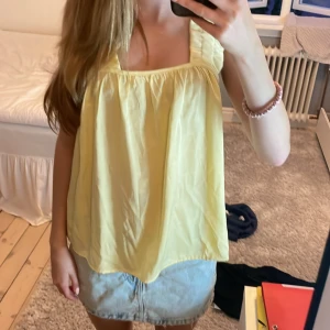 Gul topp från Rut & Circle - Säljer en söt gul topp från Rut & Circle i storlek S. Toppen är ärmlös med och har en luftig och bekväm passform. Perfekt för sommardagar!💛💛